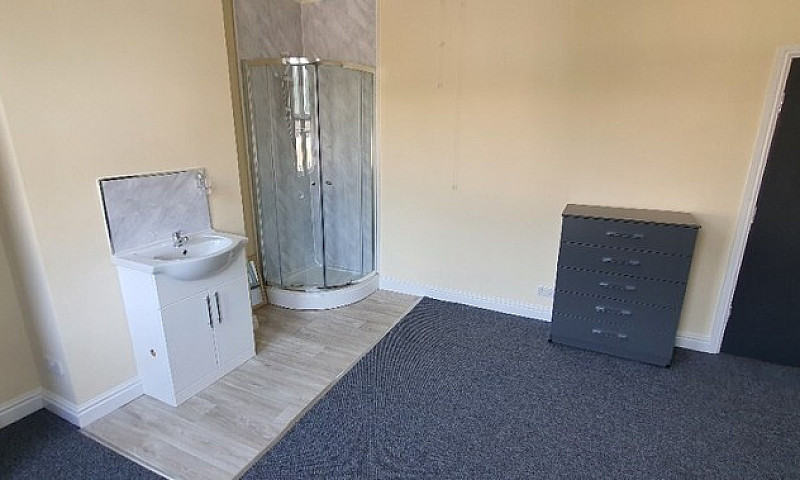 Double Bedroom Avail...