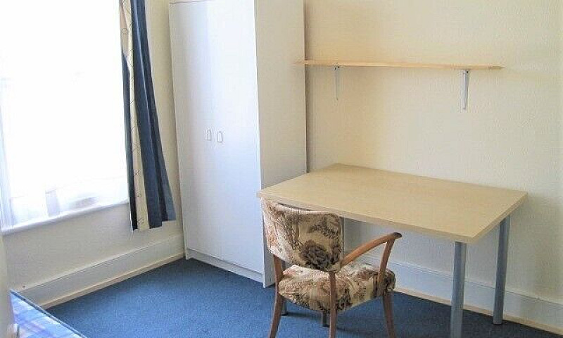 Spacious Victorian 4...