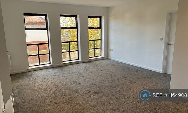 2 Bedroom Flat In Re...