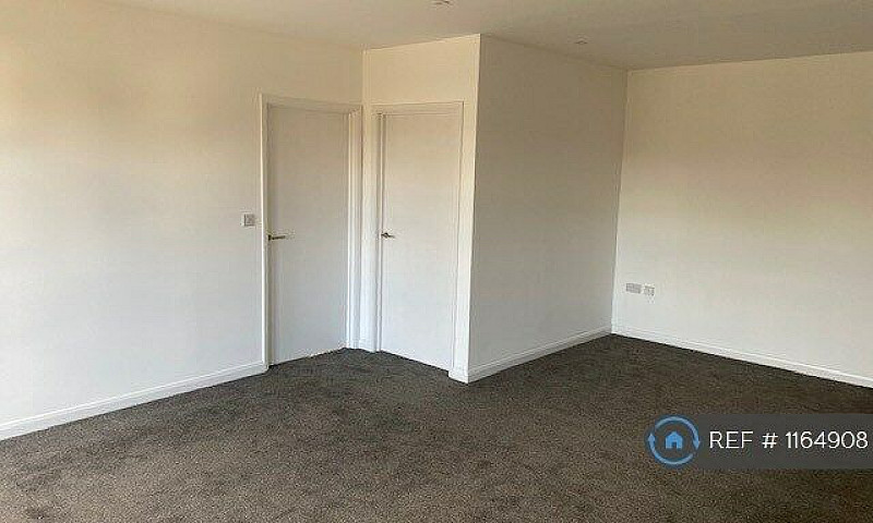 2 Bedroom Flat In Re...