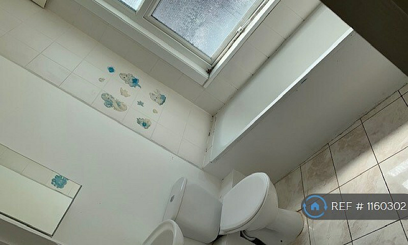 2 Bedroom Flat In Gr...