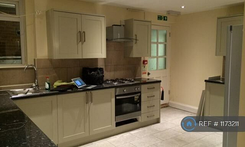 Studio Flat In Tenns...