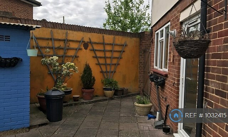 2 Bedroom House In S...
