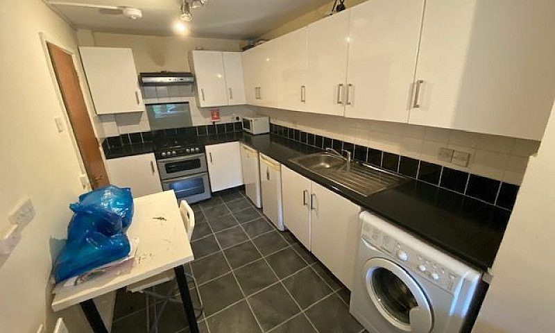 5 Bedroom House In W...