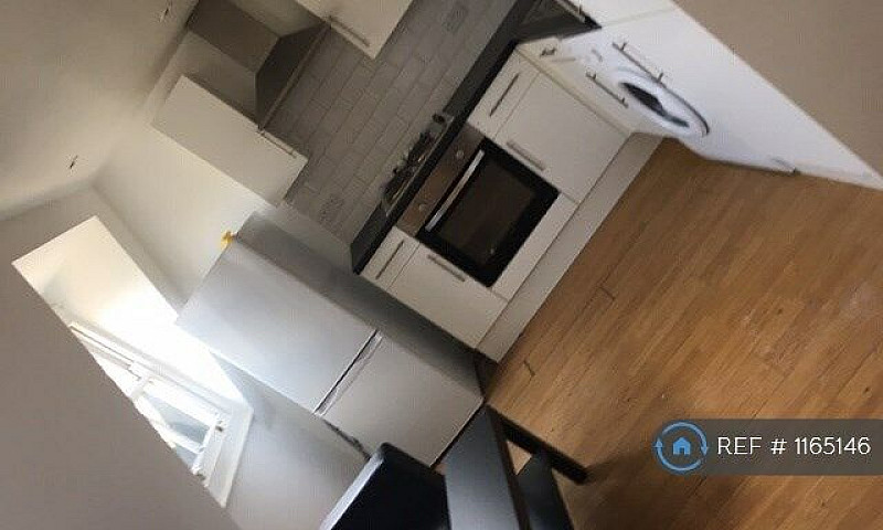 2 Bedroom Flat In Gr...