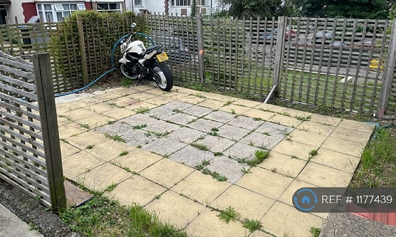2 Bedroom Flat In Oa...