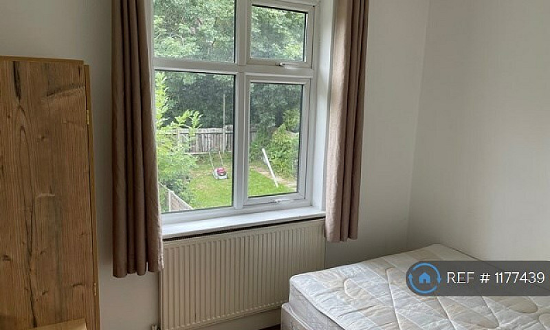 2 Bedroom Flat In Oa...