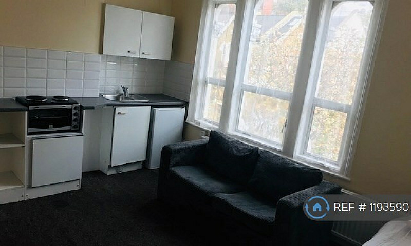 Studio Flat In Horns...