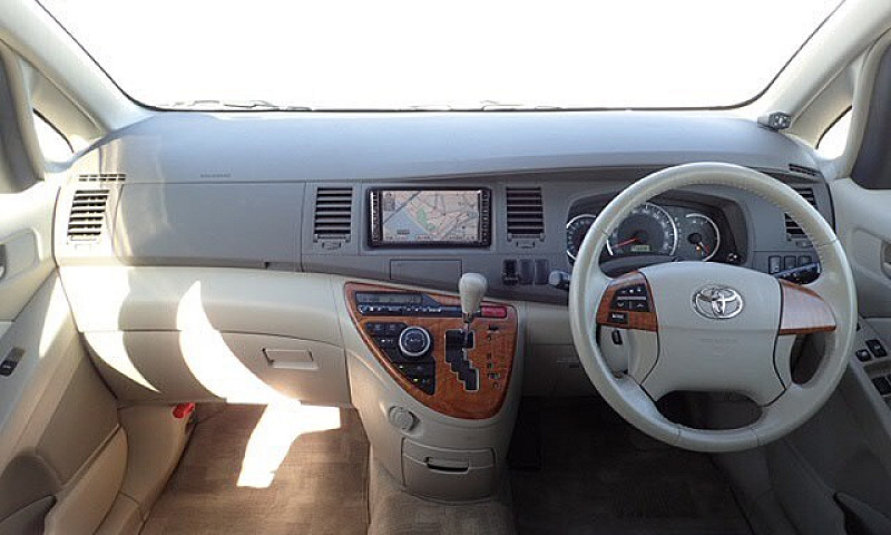Toyota Isis 7 Seater...