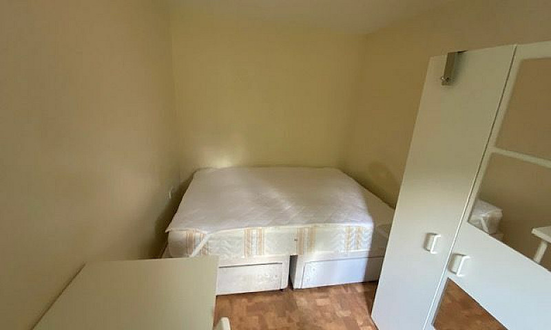 5 Bedroom House In W...