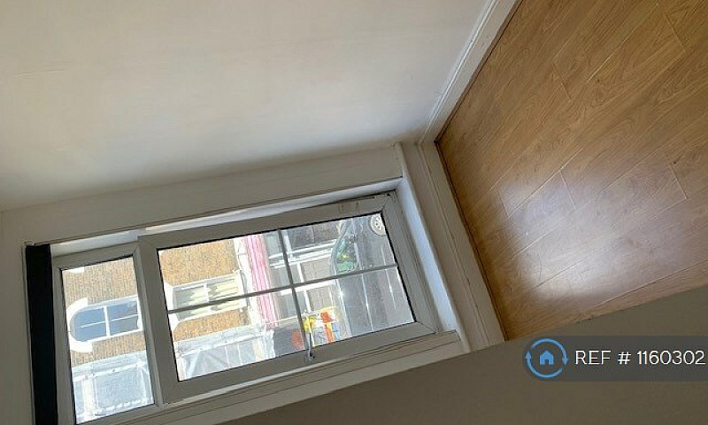 2 Bedroom Flat In Gr...