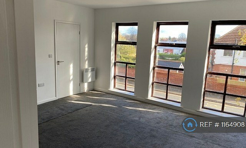 2 Bedroom Flat In Re...