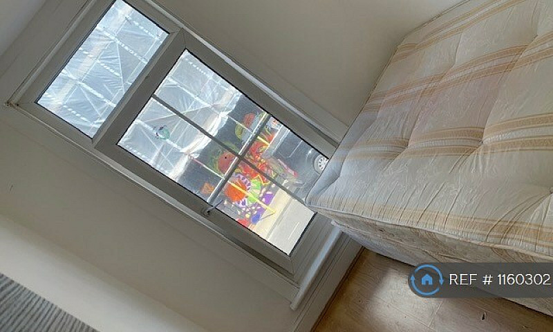 2 Bedroom Flat In Gr...