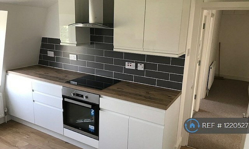 2 Bedroom Flat In Bu...
