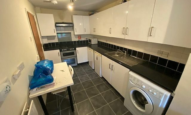 5 Bedroom House In W...