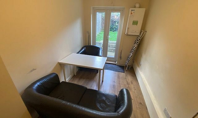 5 Bedroom House In W...