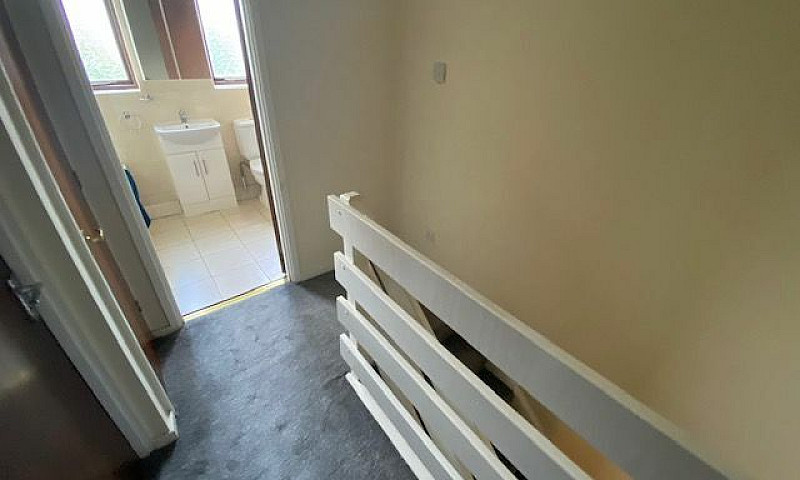 5 Bedroom House In W...