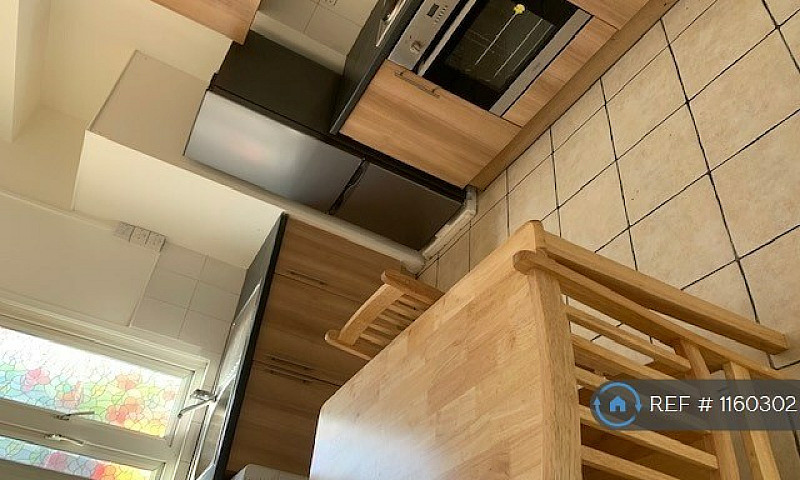 2 Bedroom Flat In Gr...
