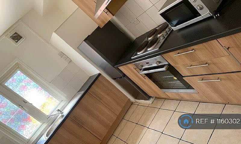 2 Bedroom Flat In Gr...