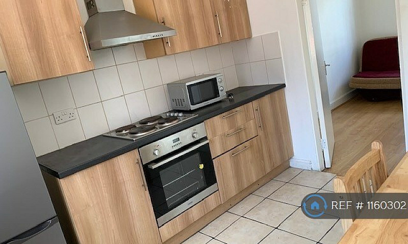 2 Bedroom Flat In Gr...