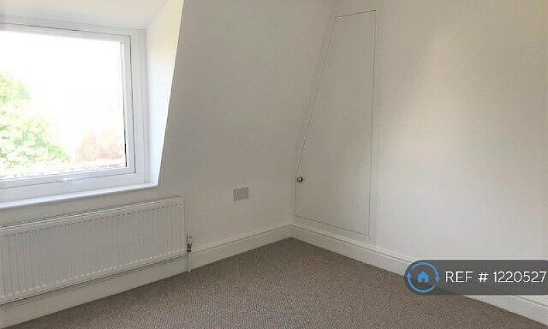 2 Bedroom Flat In Bu...