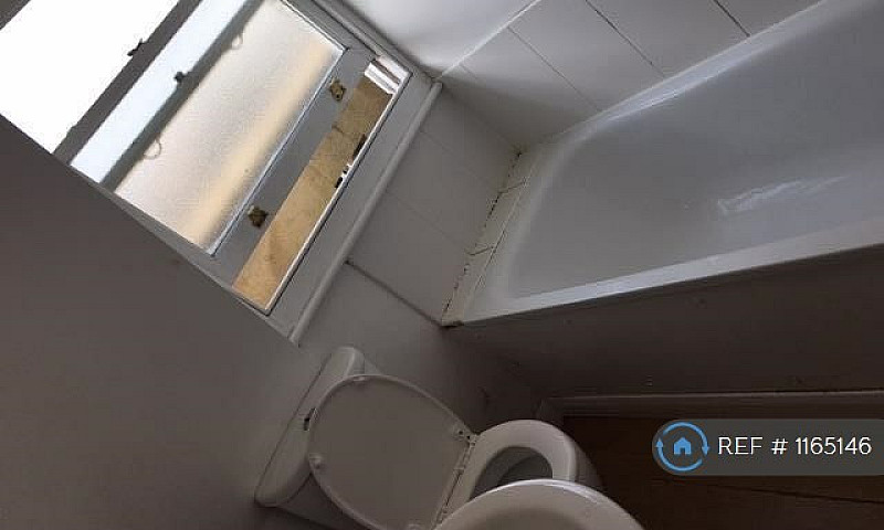 2 Bedroom Flat In Gr...