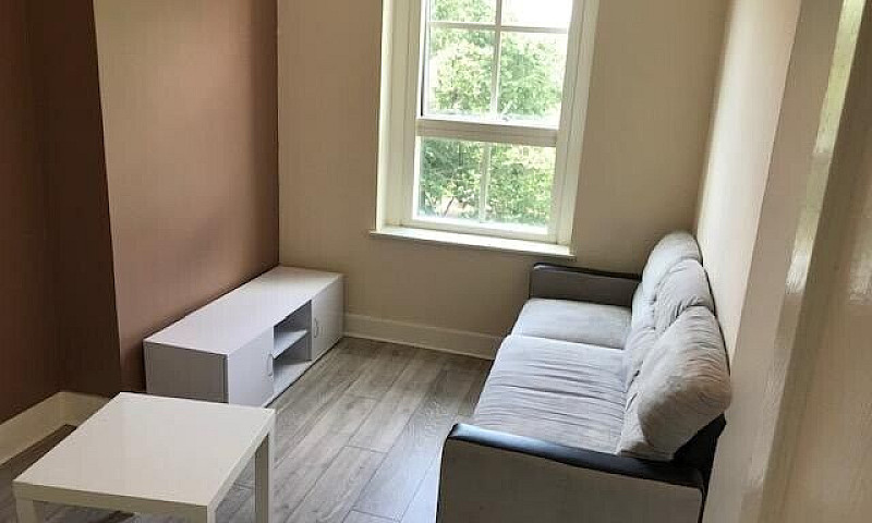 Bright 1 Bedroom Fla...