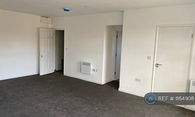 2 Bedroom Flat In Re...