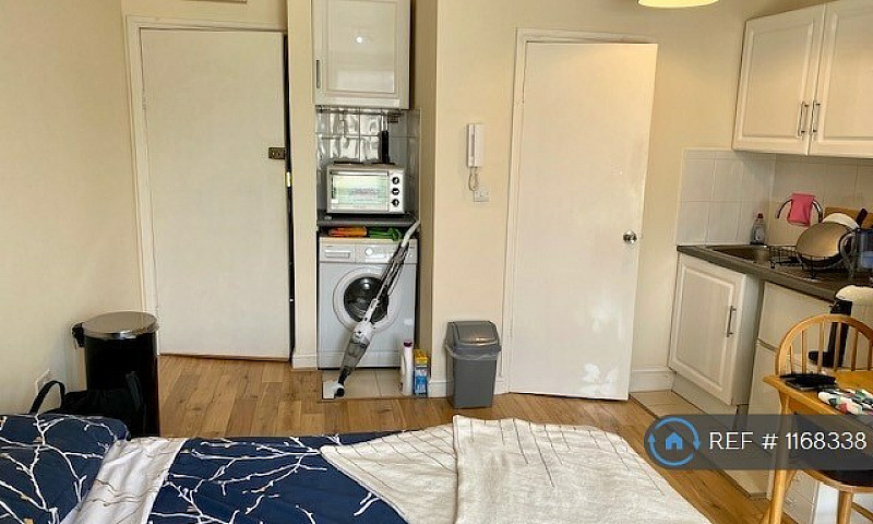 Studio Flat In Holmd...