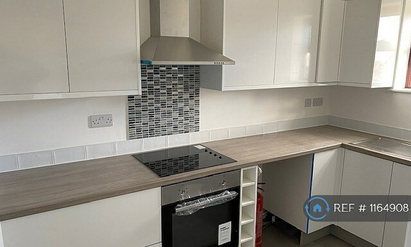 2 Bedroom Flat In Re...