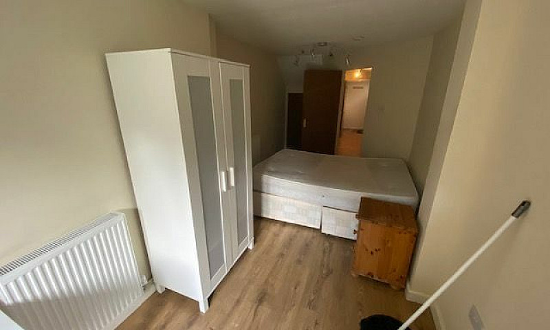 5 Bedroom House In W...