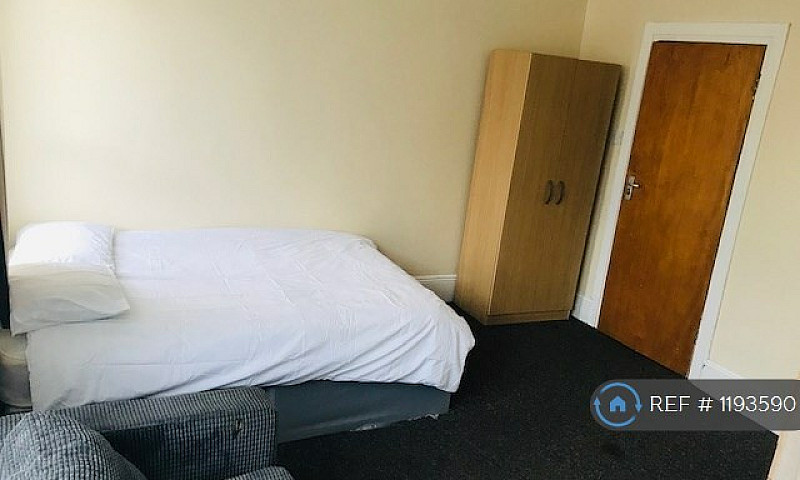 Studio Flat In Horns...
