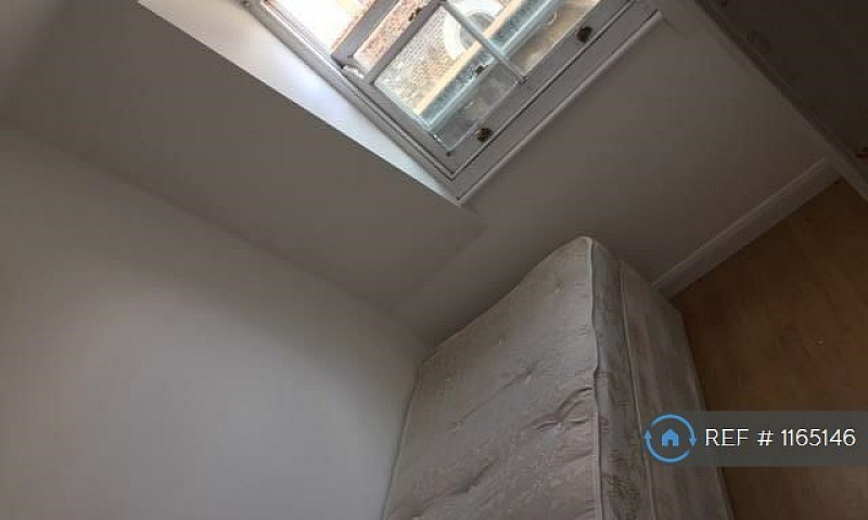 2 Bedroom Flat In Gr...