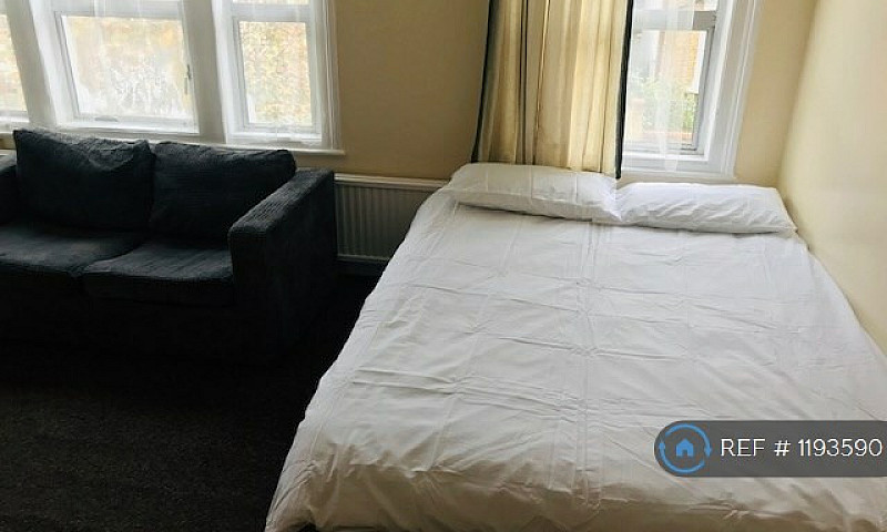 Studio Flat In Horns...