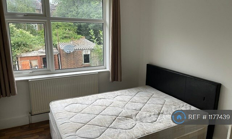 2 Bedroom Flat In Oa...