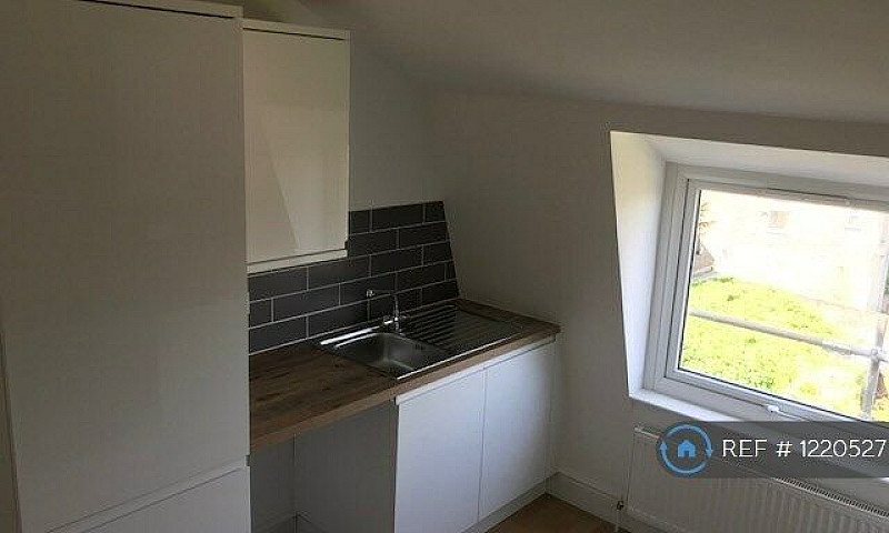 2 Bedroom Flat In Bu...