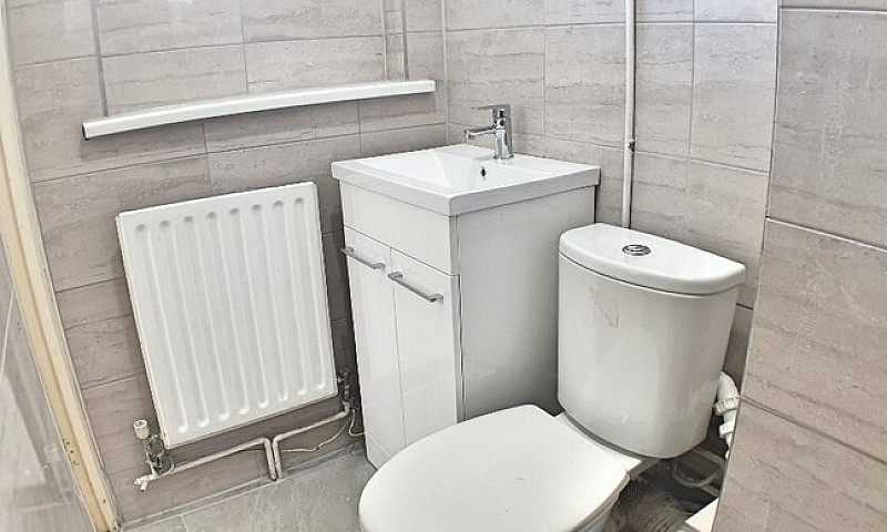 Large Studio Flat Av...