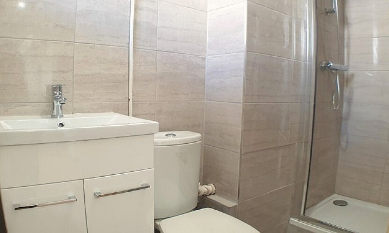 Large Studio Flat Av...