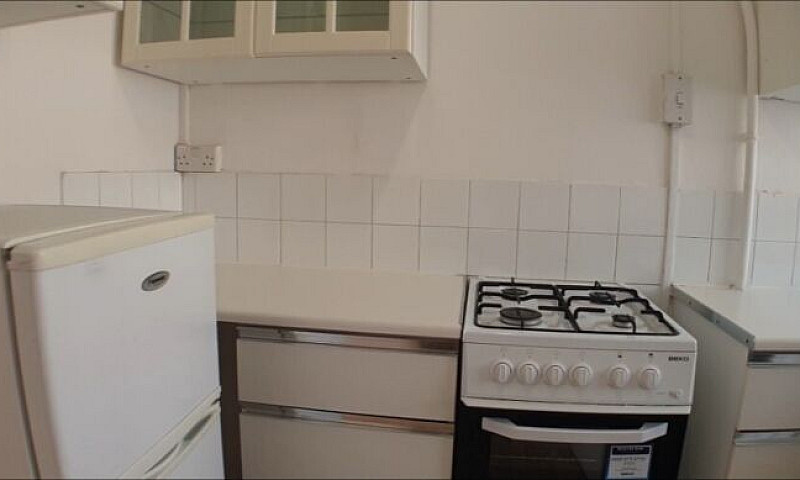 Large Studio Flat Av...