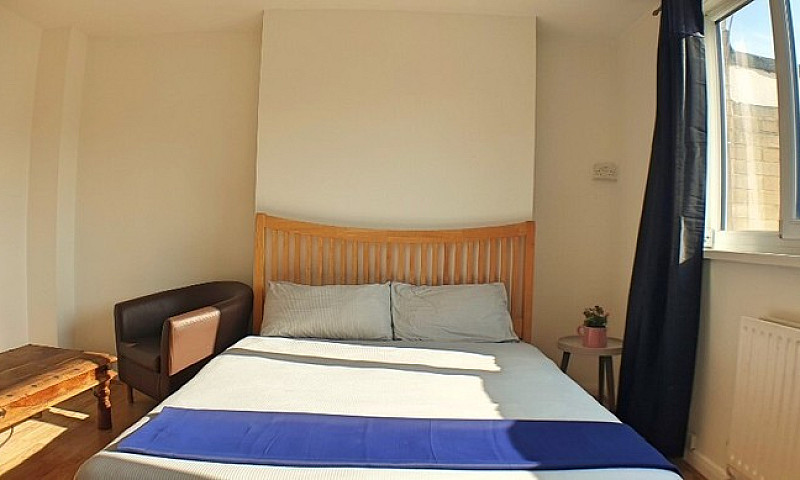 Large Studio Flat Av...
