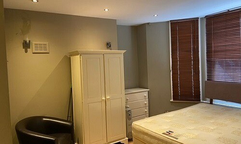 En-Suite Room To Ren...