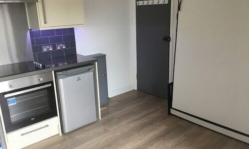Studio To Rent Sheph...