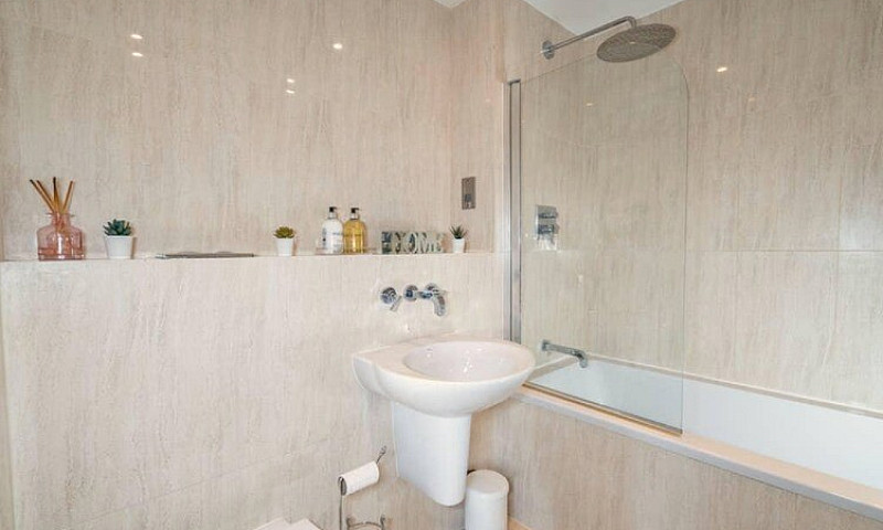 Furnished 1 Bedroom ...