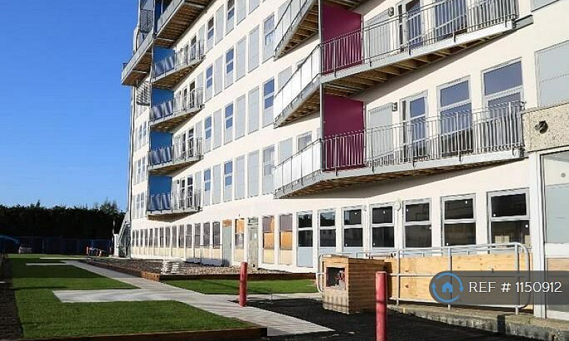 2 Bedroom Flat In Fr...