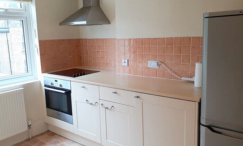 2 Bedroom Flat In Ch...