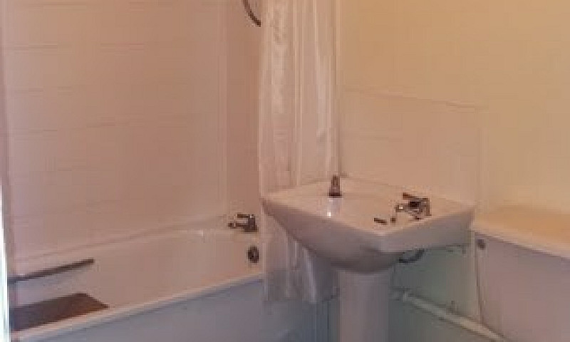 2 Bedroom Flat In Ke...