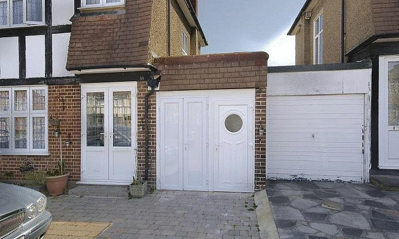 1 Bedroom Flat In Ti...