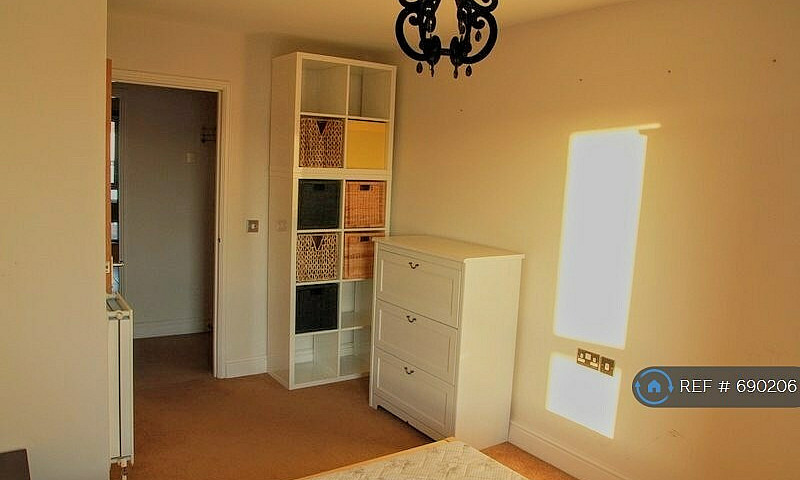2 Bedroom Flat In Go...