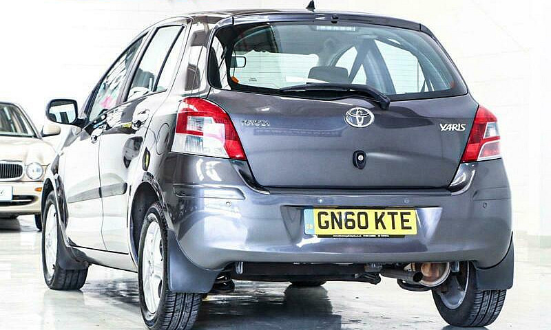 2010 Toyota Yaris 1....