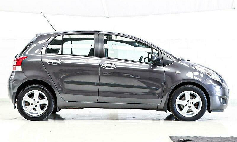 2010 Toyota Yaris 1....